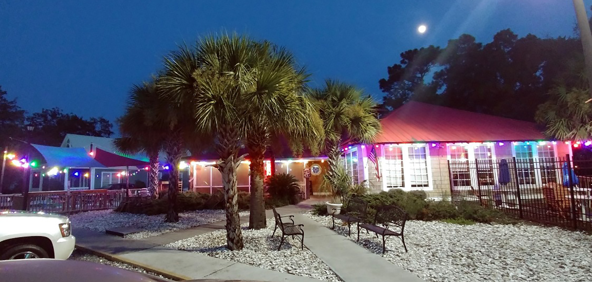 Outside View of Pawleys Raw Bar
